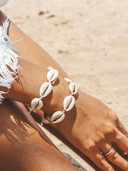 Kerang Ivory Cowrie Shell Bracelet