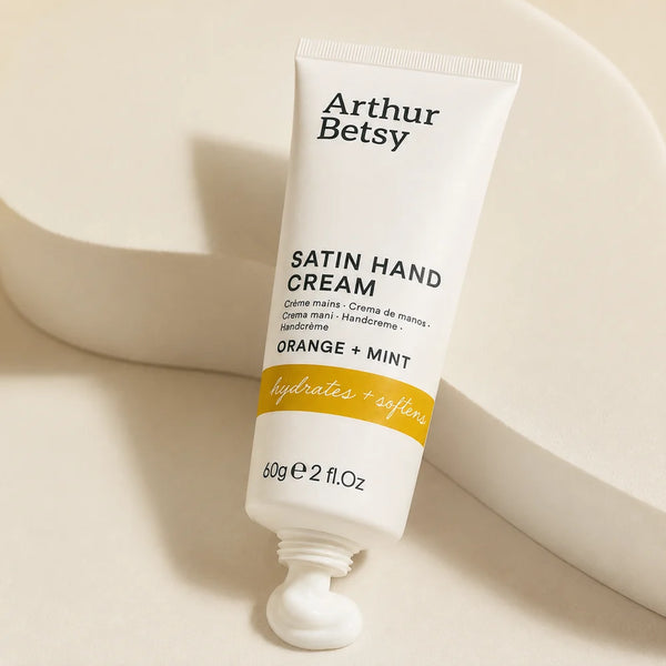A bright and uplifting blend of cool peppermint and juicy sweet orange essential oils, creating a fresh, energising scent that lingers delicately on the skin.